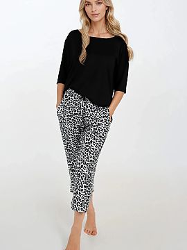 Pijama Momenti Per Me  Pijama de damă formată din două piese, confecționată dintr-o vâscoză delicată, asigurând confort și respirabilitate. Bluza cu mân