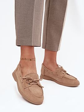 Mocasini Step in style  Mocasini damă realizați dintr-un eko velur moale sunt o propunere comodă și stilată pentru fiecare zi. Plasate pe o talpă plată, aces