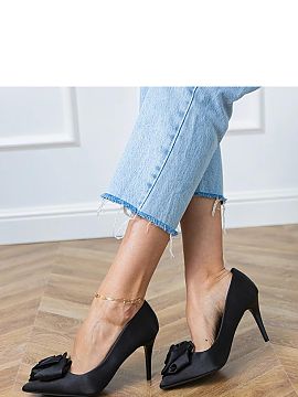 Pantofi cu toc subţire (stiletto) Solea  Pantofi cu toc înalt din material satinat, care atrag privirile datorită aplicației elegante sub formă de floare. Strălucirea delicată