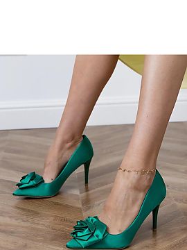 Pantofi cu toc subţire (stiletto) Solea  Pantofi cu toc înalt din satin, care atrag privirile datorită aplicației spectaculoase sub formă de floare. Luciul delicat al materialul