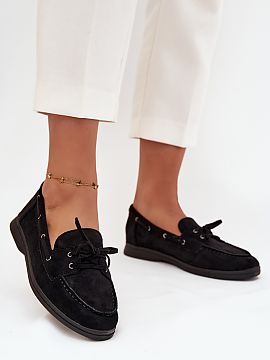 Mocasini Step in style  Mocasini damă confecționați dintr-un ecosuede moale sunt o propunere comodă și elegantă pentru fiecare zi. Plasate pe o talpă plată,