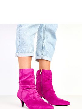 Botine cu toc Solea  Elegantne botine pentru femei, deasupra gleznei, realizate din piele ecologică fină de catifea. Vârful ascuțit subțire și tocul de 6 c