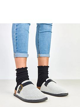 Papuci Solea  Papuci confortabili de damă realizați dintr-un material moale, cu vârf rotund practic și o platformă confortabilă cu înălțimea de 3