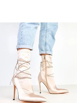 Botine cu toc Solea  Botinele de damă speciale din satin elegant, care atrag atenția datorită șireturilor decorative încrustate cu zirconii. Vârful subțir