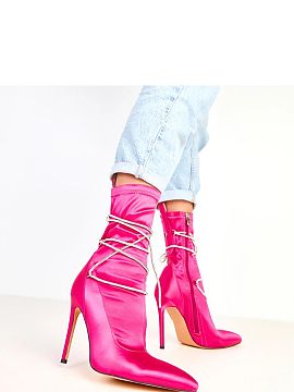 Botine cu toc Solea  Botine de damă unice realizate din satin elegant, care atrag atenția datorită șireturilor decorative încrustate cu zirconii. Vârful su