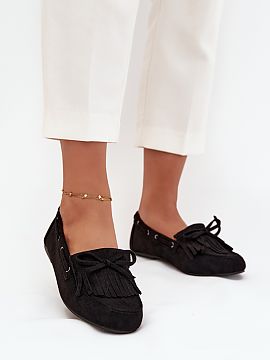 Mocasini Step in style  Mocasini pentru femei din piele ecologică combină confortul cu stilul modern. Modelul se remarcă prin franjuri decorative cu fundiță, c