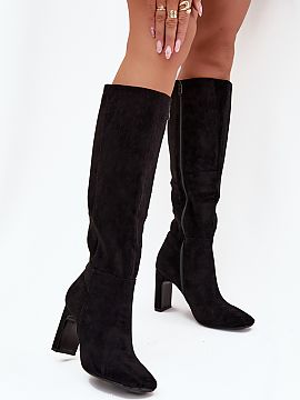 Cizme cu toc Step in style  Cizme pentru femei din piele ecologică, cu toc sub formă de stâlp, sunt o propunere elegantă pentru zilele de iarnă. Vârfurile în for