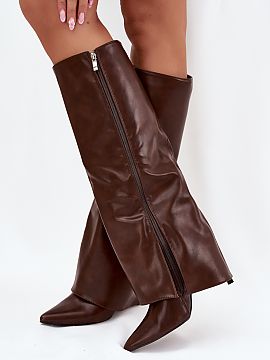 Cizme cu toc Step in style  Cizmele din piele ecologică se caracterizează printr-o căptușeală răsucită, care acoperă elegant călcâiul. Modelul are vârfuri as