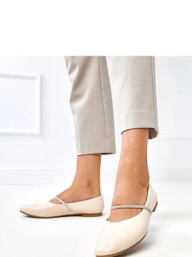 Balerinki Solea  Elegantele balerine pentru femei sunt fabricate din piele ecologică de înaltă calitate. Tălpile clasice, cu vârful pătrat, capătă un