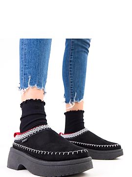 Papuci Solea  Papuci de damă cu inserție decorativă, combinând confortul cu un accent elegant. Realizate din piele ecologică de catifea, arată elega