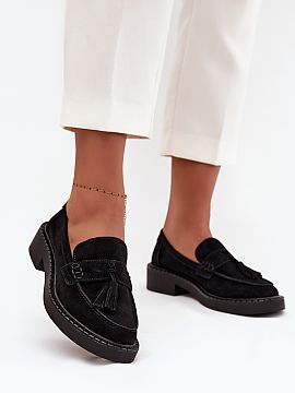 Mocasini Step in style  Mocasini pentru femei realizați din catifea naturală. Plasați pe un toc plat și stabil. Franjurile le adaugă un farmec unic. Acești mo