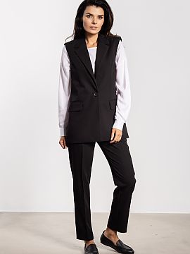 Vestă awama  Vesta elegantă cu croială simplă și clasică este o piesă vestimentară atemporală. Închiderea cu un singur rând de nasturi și reve