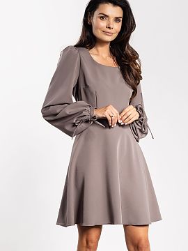 Rochie de zi awama  Rochia mini cu croială evazată combină eleganța cu lejeritatea. Decolteul rotund subtil subliniază gâtul și umerii, iar legătura dec