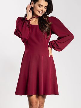 Rochie de zi awama  Rochia mini cu croială evazată combină eleganța cu lejeritatea. Decolteul semicircular subliniază delicat gâtul și umerii, iar legăt