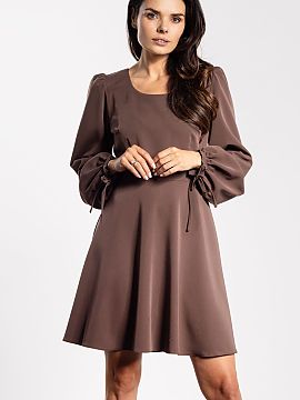Rochie de zi awama  Rochia mini cu croială cloș combină eleganța cu lejeritatea. Gulerul rotund subtil subliniază gâtul și umerii, iar șireturile decora
