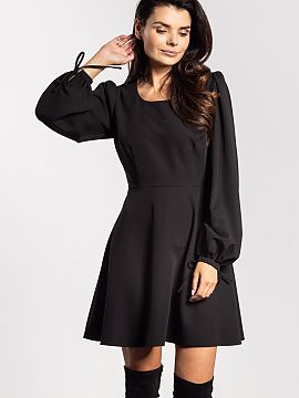 Rochie de zi awama  Rochia mini cu croială evazată combină eleganța cu lejeritatea. Gulerul rotund subtil subliniază gâtul și umerii, iar legarea decorat