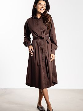 Rochie de zi awama  Rochia midi într-un stil cămașă combină clasicul cu confortul. Linia simplă cu nasturi pe toată lungimea o face potrivită pentru mul