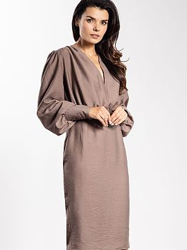 Rochie elegantă awama  Rochia midi cu croială potrivită este o alegere excelentă pentru ocazii speciale. Decolteul în formă de V pune în evidență gâtul ș