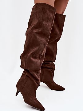 Cizme cu toc Step in style  Cizme de damă făcute din piele ecologică de catifea. Modelul este plasat pe un toc mic. Caracteristica distinctivă a acestor pantofi est