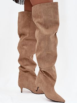 Cizme cu toc Step in style  Cizme de damă din piele ecologică. Modelul este plasat pe un toc mic. Caracteristica distinctivă a pantofilor este tija largă, care nu n