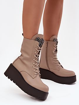 Botine cu platformă Step in style  Botinele pentru femei de la marca Jezzi sunt o propunere pentru femeile care apreciază confortul combinat cu un aspect la modă. Realizate 