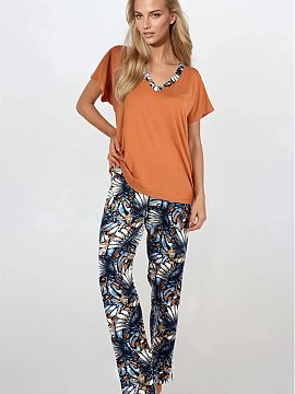 Pijama Momenti Per Me  Descoperiți combinația perfectă între confort și stil feminin cu acest set de pijama pentru femei. Setul cu 2 piese este format dintr-o