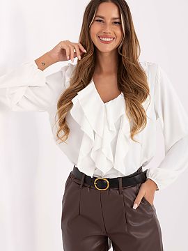 Bluzka Rue Paris  O bluză elegantă pentru femei cu volane în față și cu o jabou subtil este o propunere ideală pentru muncă, întâlniri sau ieșiri d