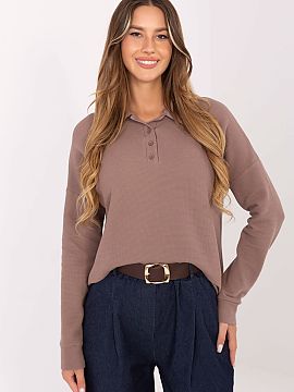 Bluzka Lakerta  Aceasta bluză de damă de tip polo reprezintă o combinație ideală între stilul clasic și confortul zilnic. Realizată dintr-o amestec 