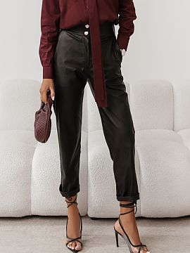 Pantaloni pentru femei LaBalancia  Prezentăm pantalonii cigarete NOAH în eleganta culoare neagră, care reprezintă alegerea ideală pentru femeile moderne care apreciază c