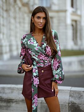 Bluzka LaBalancia  Descoperiți eleganța și confortul cu bluza TULLA de culoare Green Blush. Această frumoasă bluză se remarcă printr-un stil minimalist,