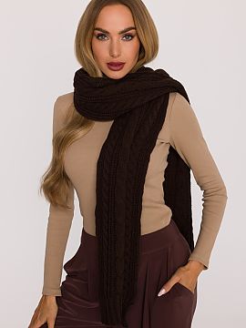 Sal Moe  Un șal lung și simplu realizat dintr-un fir moale cu un tricotaj gros, care învăluie plăcut și oferă căldură în zilele reci. Model