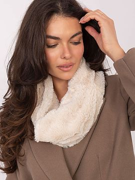 Centrala AT  Eșarfă stilată și plăcută la atingere, perfectă pentru zilele mai reci. Confecționată dintr-un material moale și pufoas, oferă c�