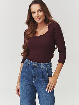 Bluzka Makadamia  Bluza eleganta cu decolteu în carouri pentru femei este combinația perfectă între farmecul feminin și confortul zilnic. Realizată dint