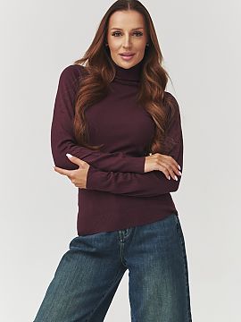 golf Makadamia  Golf stilat pentru femei, fabricat dintr-un material moale și elastic, care se potrivește perfect siluetei, evidențiind formele feminine 