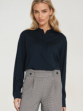 Bluzka Nife  Bluza modernă pentru femei, cu croială oversize, reprezintă o combinație între libertate și eleganță. Realizată dintr-un material u