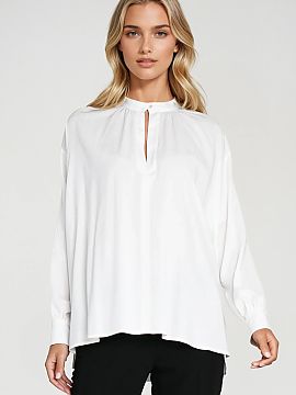 Bluzka Nife  Bluza elegantă cu croială lejeră oversize, confecționată dintr-o vâscoză ușoară și plăcută la atingere, care asigură confortul 