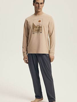 Pijama Henderson  Pijama confortabilă pentru bărbați, cu croială lejeră, ideală pentru somn și relaxare acasă. Tricou cu mâneci lungi, guler rotund �