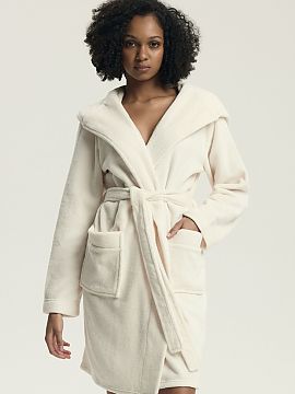 Cămaşă de noapte Henderson  Halat de damă moale și confortabil, cu un croi lejer, care oferă libertate de mișcare și confort. Realizat dintr-un material călduros 