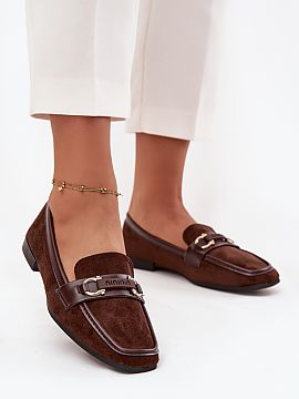 Mocasini Step in style  Loaferii pentru femei sunt o propunere elegantă și universală, ideală pentru zi de zi. Plasate pe un toc plat, acestea oferă confort ș
