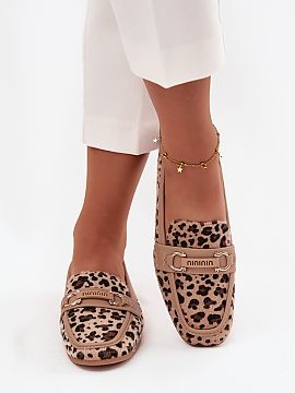 Mocasini Step in style  Pantofi loafers pentru femei sunt o propunere elegantă și versatilă, ideală pentru zi de zi. Plasați pe un toc plat, aceștia oferă co