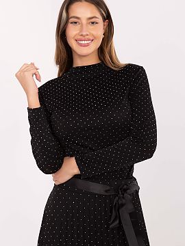 Bluzka Rue Paris  Această elegantă bluză de damă este o propunere pentru femeile care apreciază stilul și strălucirea subtilă în orice ocazie de vizi