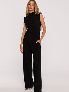 Completă Moe  Setul modern și elegant pentru femei este croit dintr-un material moale, elastic și extrem de confortabil. Această combinație de confort
