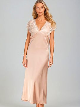 Combinezon Kalimo  Senzual, feminin, lung, halat de satin care învăluie corpul ca o briză caldă - așa se poate descrie într-o singură propoziție halatu