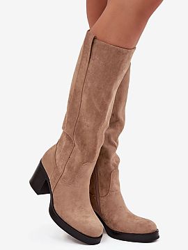 Cizme cu toc Step in style  Cizmele de damă din piele ecologică sunt o propunere excelentă pentru sezonul toamnă-iarnă. Modelul cu toc masiv de tip coloană asigur