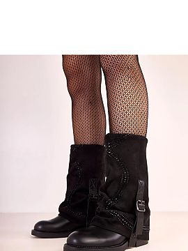 Cizme Solea  Cizme joase elegante cu gamă răsucită, care combină eleganța cu strălucirea subtilă a decorațiunilor. Fabricate din piele ecologică