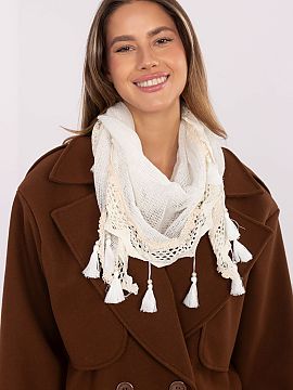 Căciula AT  Șal triunghiular elegant și feminin, cu o textură variată a materialului, confecționat dintr-o viscoză delicată, care este plăcută 