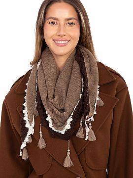 Căciula AT  Eșarfă elegantă și feminină în formă de triunghi, cu o textură variată a materialului, realizată din viscoză delicată, care este