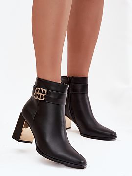 Botine cu toc Step in style  Botine pentru femei fabricate din piele ecologică. Modelul este plasat pe un toc stabil sub formă de stâlp, decorat cu un element auriu �