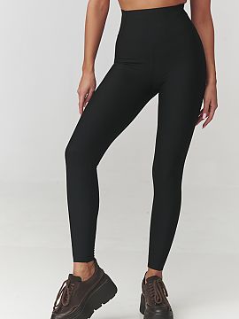 Jambiere lungi Makadamia  Puneți accent pe confort și stil cu colanții noștri pentru femei, cu o structură modernă și dungi. Realizați dintr-un material elast