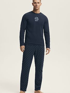 Pijama Henderson  Pijama masculină cu croială clasică, combinând confortul cu stilul modern. Setul este format dintr-un tricou cu guler rotund și imprima